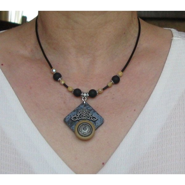 collier pendentif vintage bouton sur ardoise montage silicone et perles beige et noire