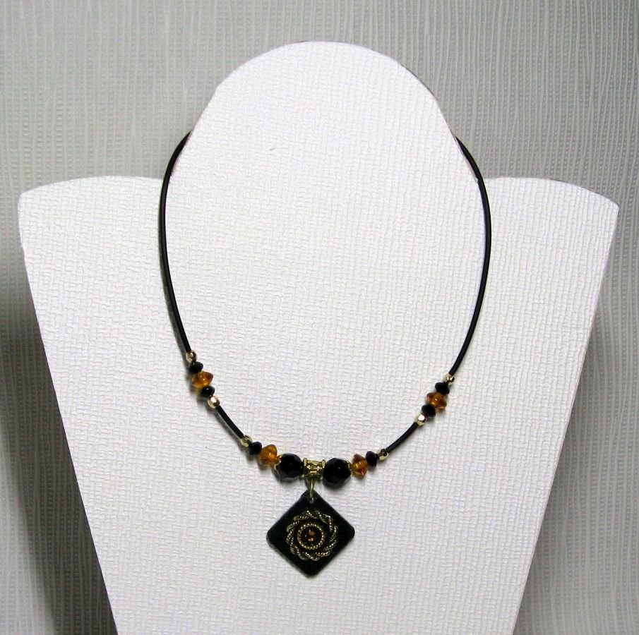 collier pendentif vintage noir et or sur ardoise