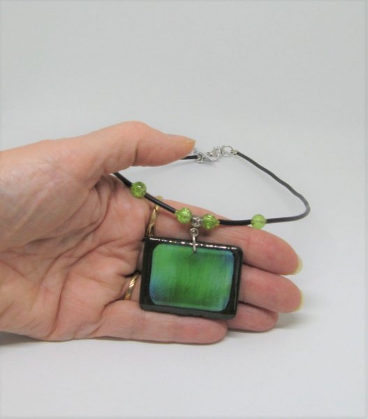 Collier Pendetif vert en Ardoise et Résine, Création Unique