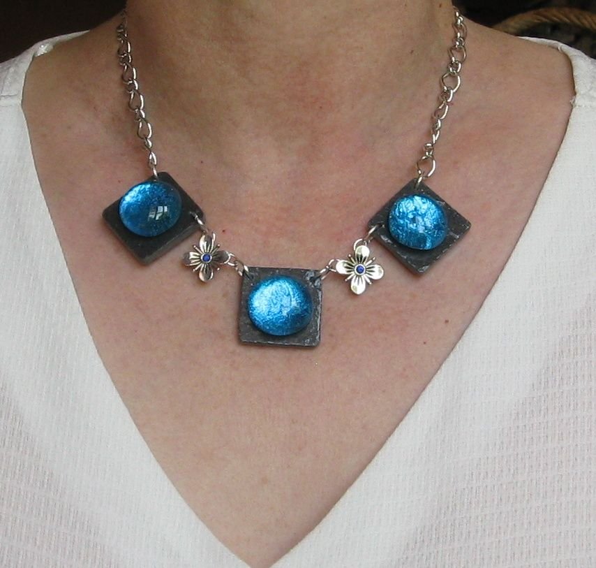 collier plastron cabochon bleu sur ardoise montage chaine argentée