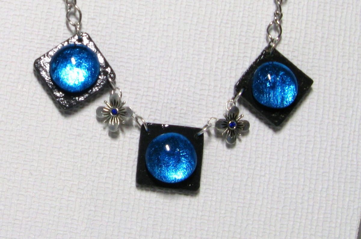 collier plastron cabochon bleu sur ardoise montage chaine argentée