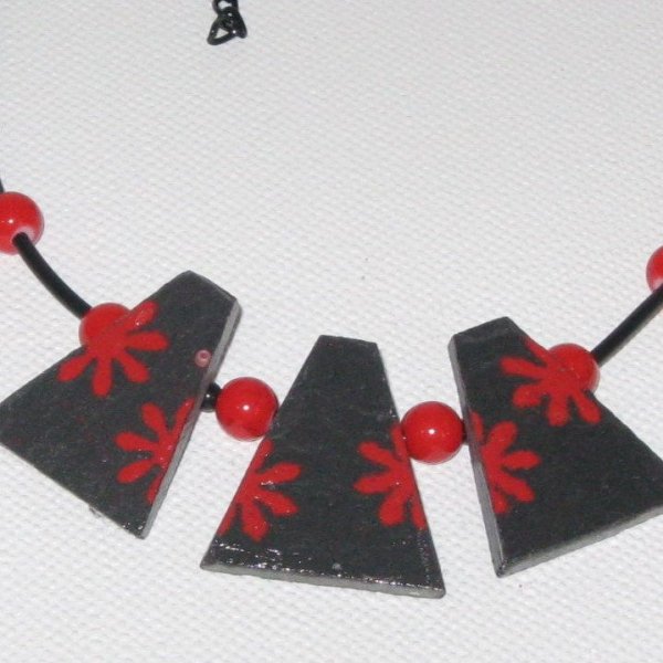 collier plastron fleur émaillée rouge sur ardoise