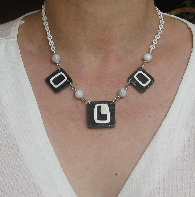 collier plastron femme émaillé blanc sur ardoise monté sur chaine blanche fait main pièce unique