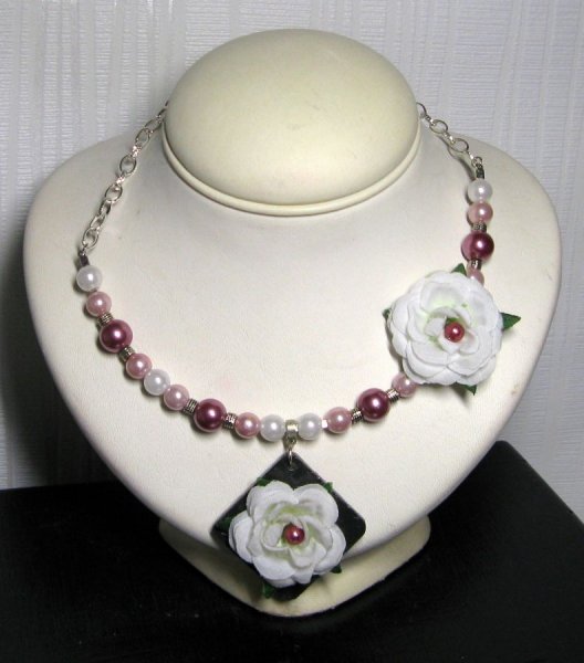 Collier de Mariage pour Femme en Ardoise avec des Fleurs Blanches avec des Perles Nacrées, Création Unique 