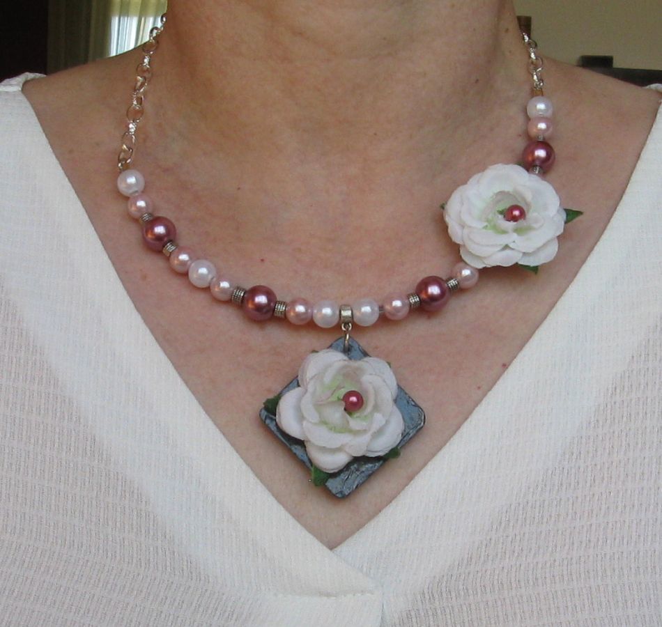 Collier de Mariage pour Femme en Ardoise avec des Fleurs Blanches avec des Perles Nacrées, Création Unique 