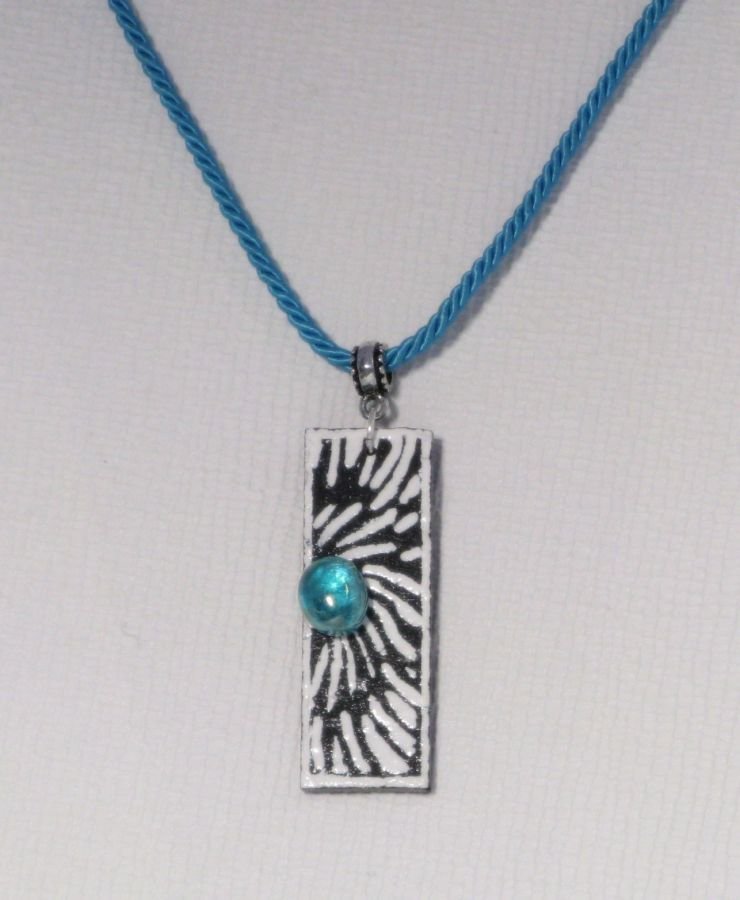Pendentif pour Femme en Ardoise Emaillée Blanc sur cordon de Coton Turquoise, Création unique