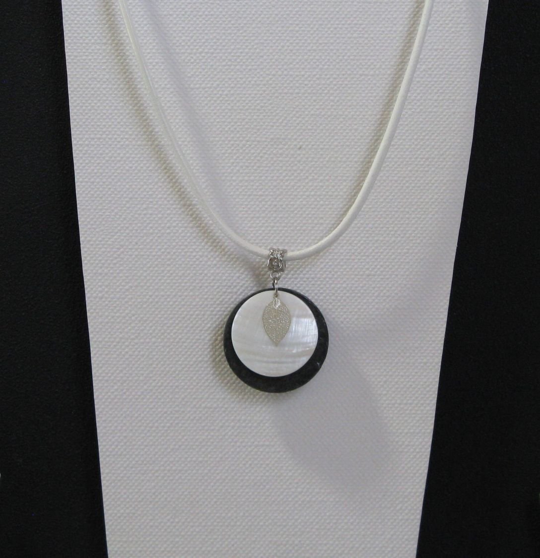 pendentif Ardoise, perle nacrée et feuille en acier inoxydable sur cordon de cuir blanc