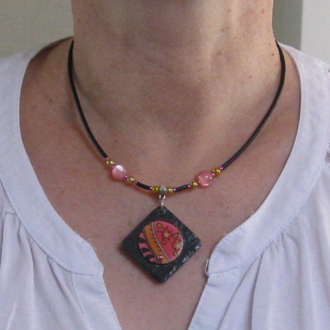 Pendentif pour Femme en Ardoise et cabochon Rose monté sur un Cordon de Silicone Noir habillé de Perles, Création Unique
