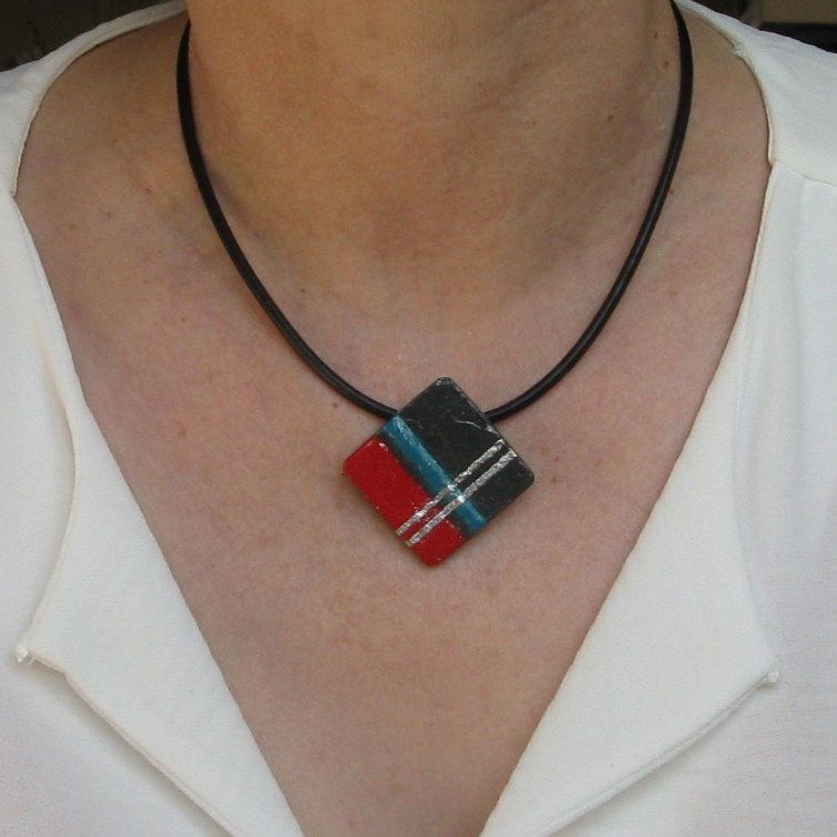 Pendentif pour Femme moderne en Ardoise Emaillée Rouge et Bleu monté sur cordon de Cuir, Création Artisanale