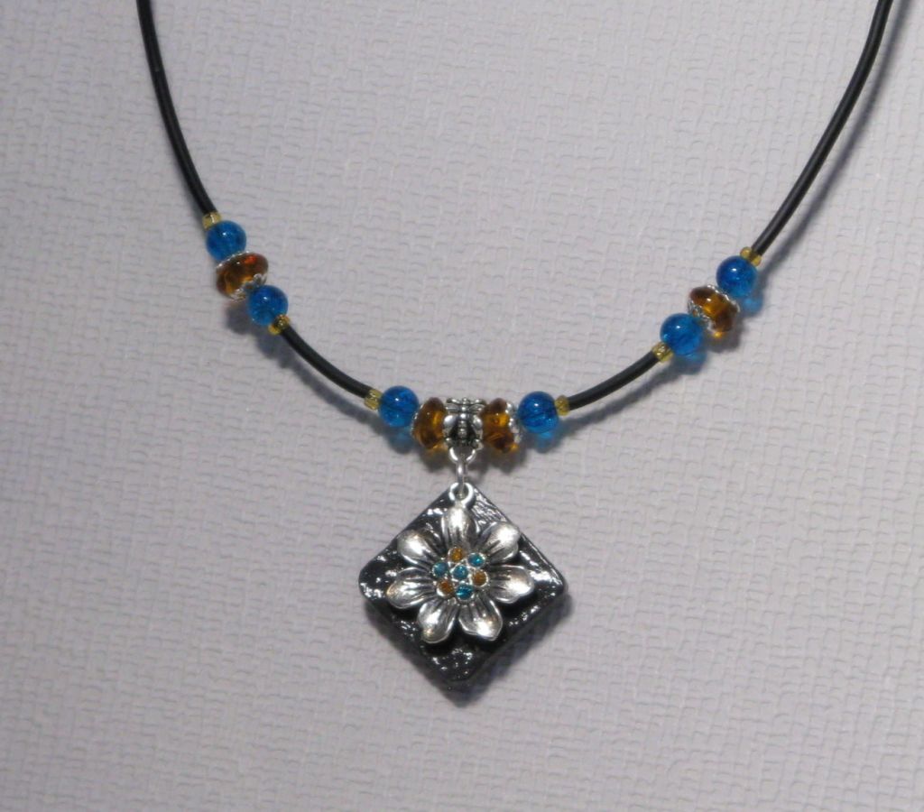 pendentif collier femme fleur argentée sur ardoise montage silicone pièce unique et fait main