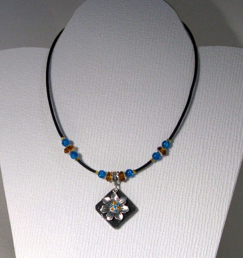 pendentif collier femme fleur argentée sur ardoise montage silicone pièce unique et fait main