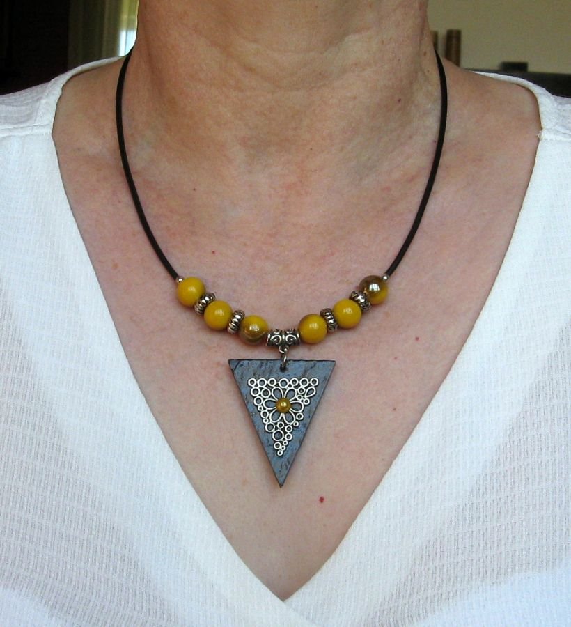 Pendentif collier triangulaire perles jaune moutarde sur cordon silicone noir