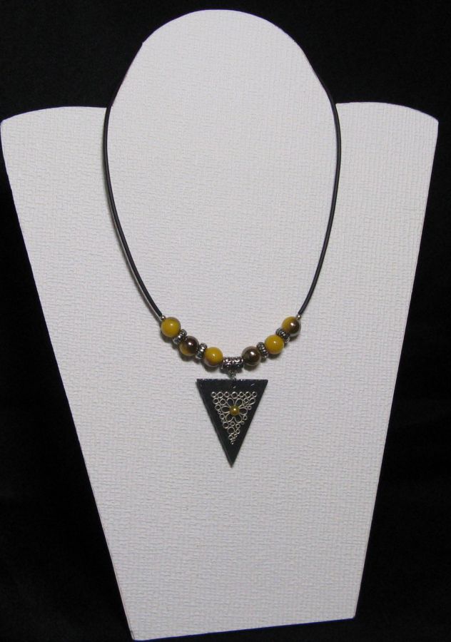 Pendentif collier triangulaire perles jaune moutarde sur cordon silicone noir