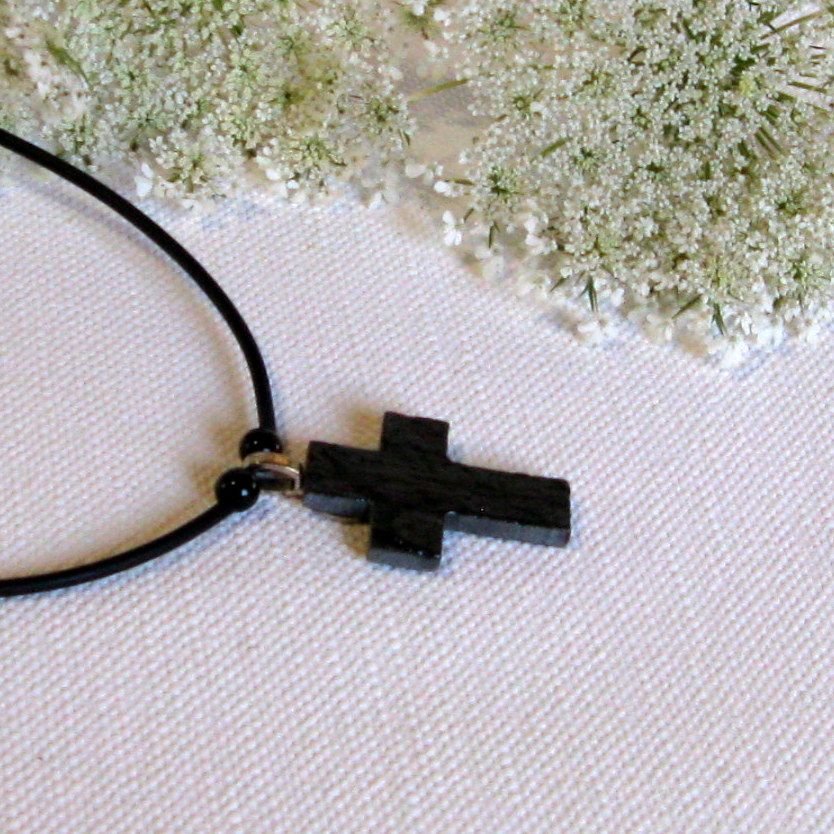 Pendentif Croix en ardoise monté sur un Cordon de Silicone Noir, Création Artisanale 