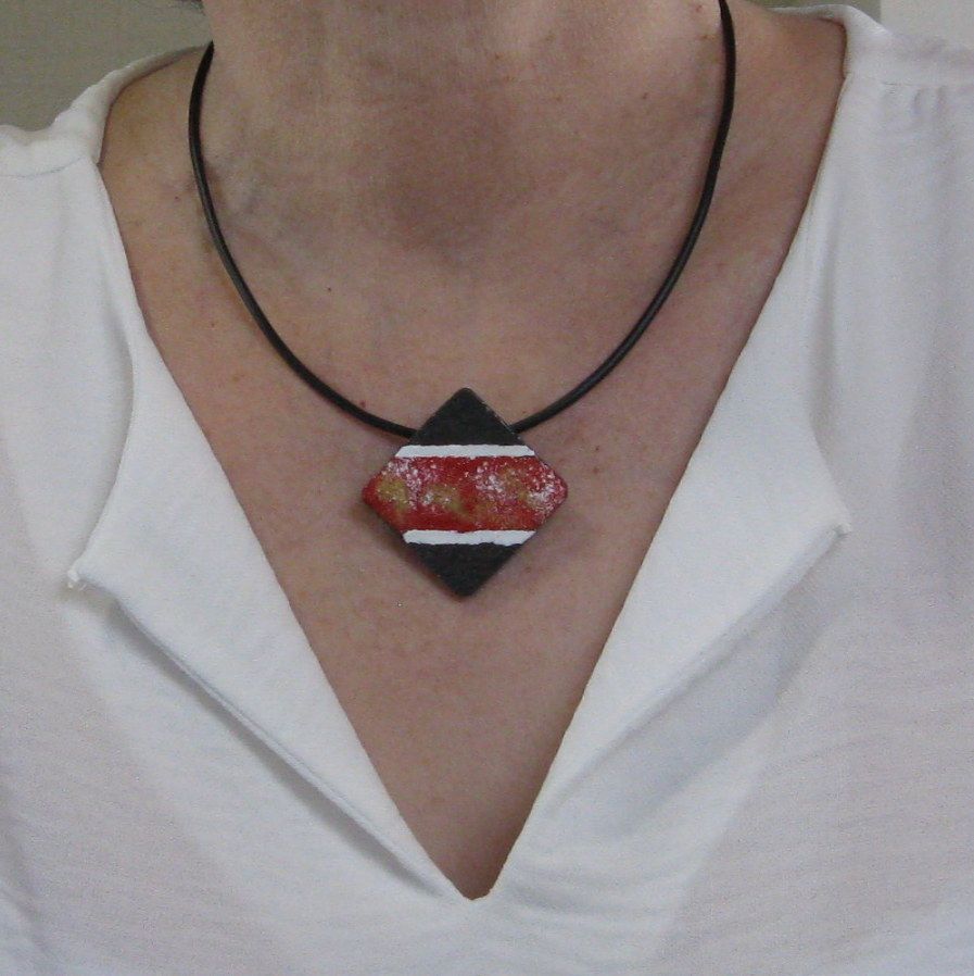 Pendentif Femme en Ardoise Emaillée de rouge monté sur un cordon de Silicone Noir, Création Artisanale