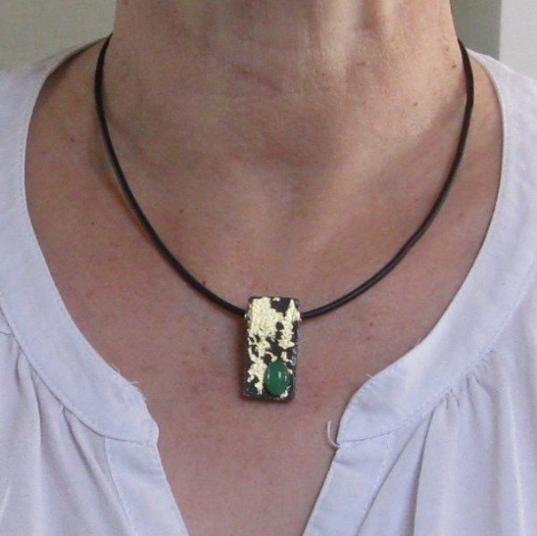 Pendentif pour Femme en Ardoise  travaillé à la feuille Dorée avec une Perle Verte montage en Silicone 