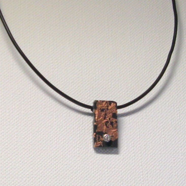 Pendentif pour Femme en Ardoise et Bronze monté sur un cordon de silicone noir, Création Artisanale
