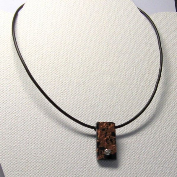 Pendentif pour Femme en Ardoise et Bronze monté sur un cordon de silicone noir, Création Artisanale