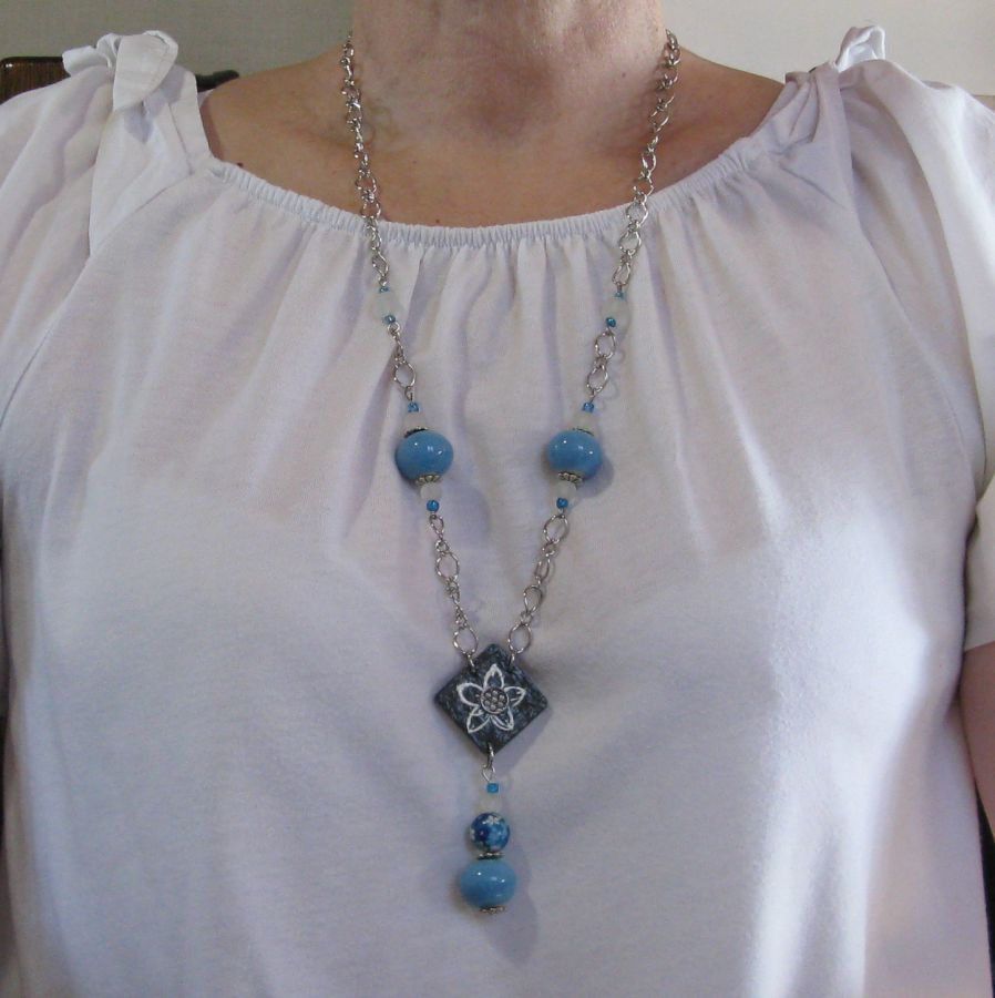 Sautoir Fantaisie Femme en Ardoise et Perles Bleu et Blanc sur Grosse Chaine Argentée, Création unique 