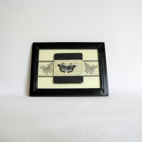Tableau Papillon Vintage en Ardoise dans un Cadre Noir, Création Unique et Artisanale