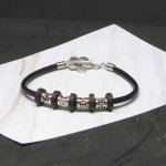 Bracelet Cuir Noir Perles Argentée et Noire, Création Unique