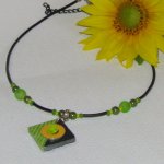 Collier Ras du Cou pour Femme en Ardoise motif Fleur Vert et Jaune, Création Unique