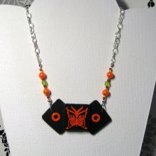 Collier pour Femme en Ardoise avec un Papillon orange monté sur une chaine, Création Unique
