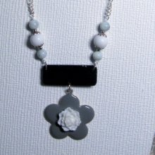 collier fleur grise emaillé et blanche en résine