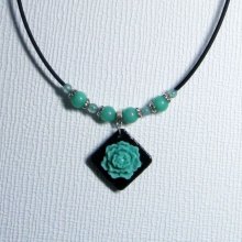 collier pendentif romantique fleur vert d'eau sur ardoise et cordon silicone noir