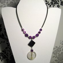 ccollier Pendentif verre blanc et ardoise montage pvc perles violettes