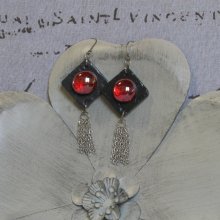 Grosses Boucles d'Oreilles pour Femme en Ardoise et Cabochon Rouge, création Unique
