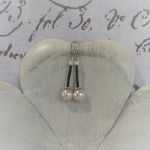 Pendant pour Oreilles Percées, perle nacrée blanc tige silicone noir et perles argentée