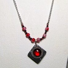 collier pendentif cabochon rouge sur ardoise montage chaine