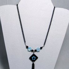 collier pendentif fleur nacrée bleue et ardoise sur chaine noire