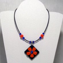 collier pendentif fleur émaillé orange sur pvc noir et perles bleu foncé