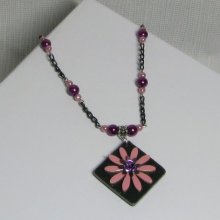collier pendentif fleur émaillée rose sur chaine noire