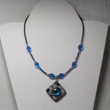 pendentif collier ardoise et cabochon bleu sur pvc noir