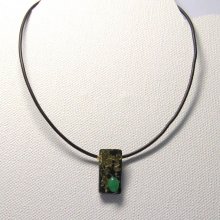 Pendentif pour Femme en Ardoise  travaillé à la feuille Dorée avec une Perle Verte montage en Silicone 