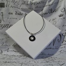 Collier  Pendentif pour Femme en Ardoise et Bouton Nacré Blanc sur Cordon Silicone Noir et Perles