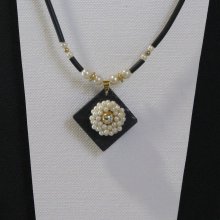 Collier Pendentif Perles sur Ardoise, Cordon Silicone Noir et Perles, Création Unique