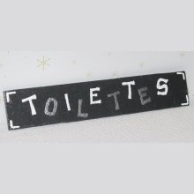 Plaque de Porte pour Toilettes en Ardoise Lettres Emaillée Argent et Blanc, Création Fait Main