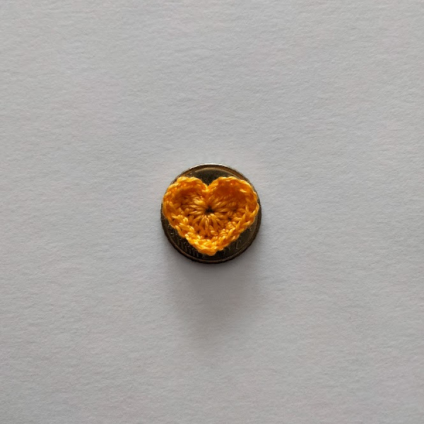Petit cœur appliqué "jaune or"