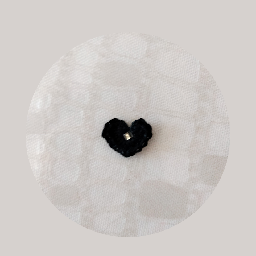 Micro-cœur appliqué noir - perle centrale