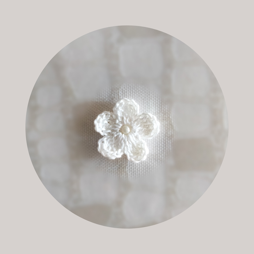 Souad - Fleur appliquée Blanche - perle centrale