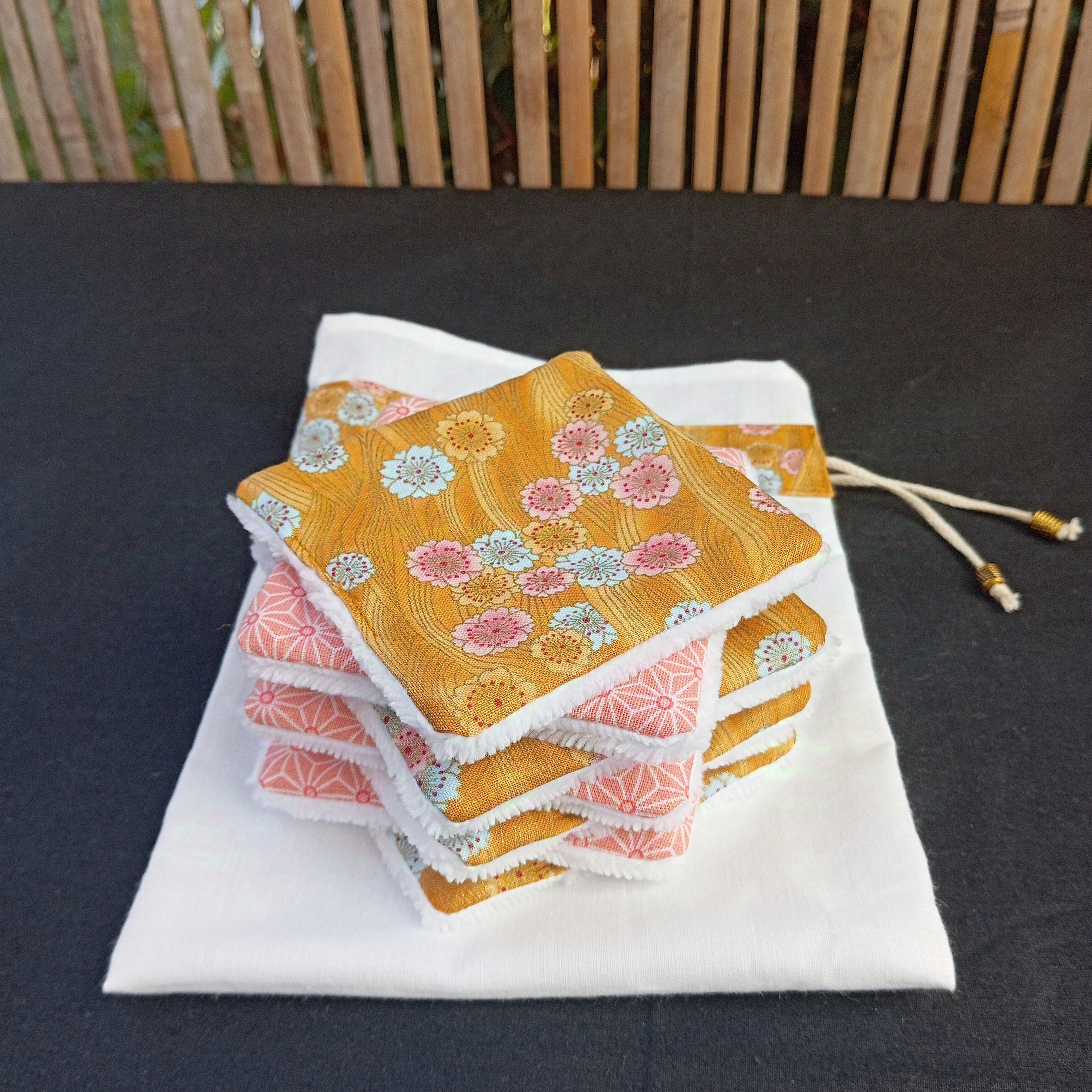 Lingettes d&eacute;maquillantes lavables en coton bambou et tissu coton imprim&eacute; avec sa pochette de rangement coordonn&eacute;e.