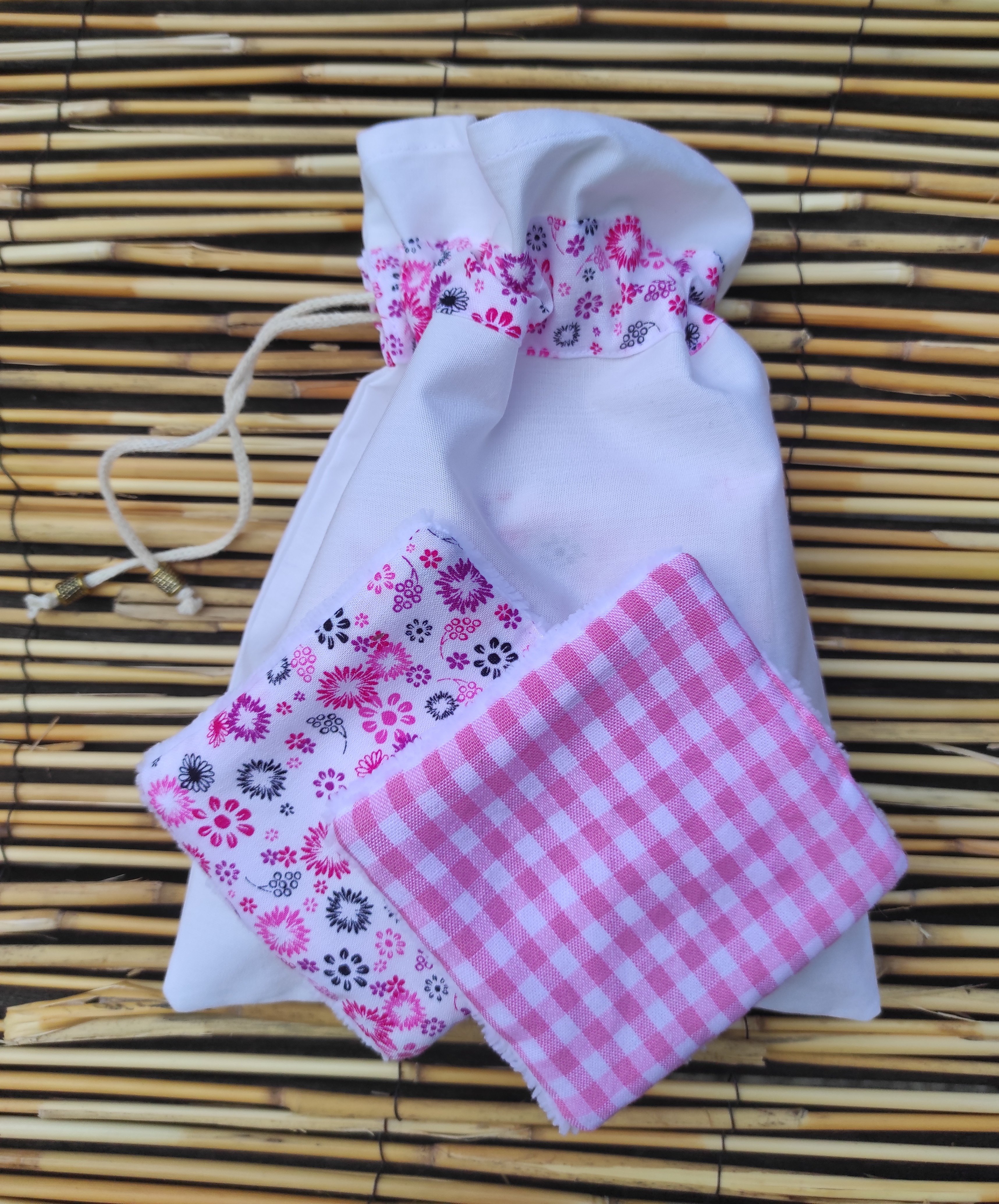 Lingettes d&eacute;maquillantes lavables en coton bambou et tissu coton imprim&eacute; avec sa pochette de rangement coordonn&eacute;e.