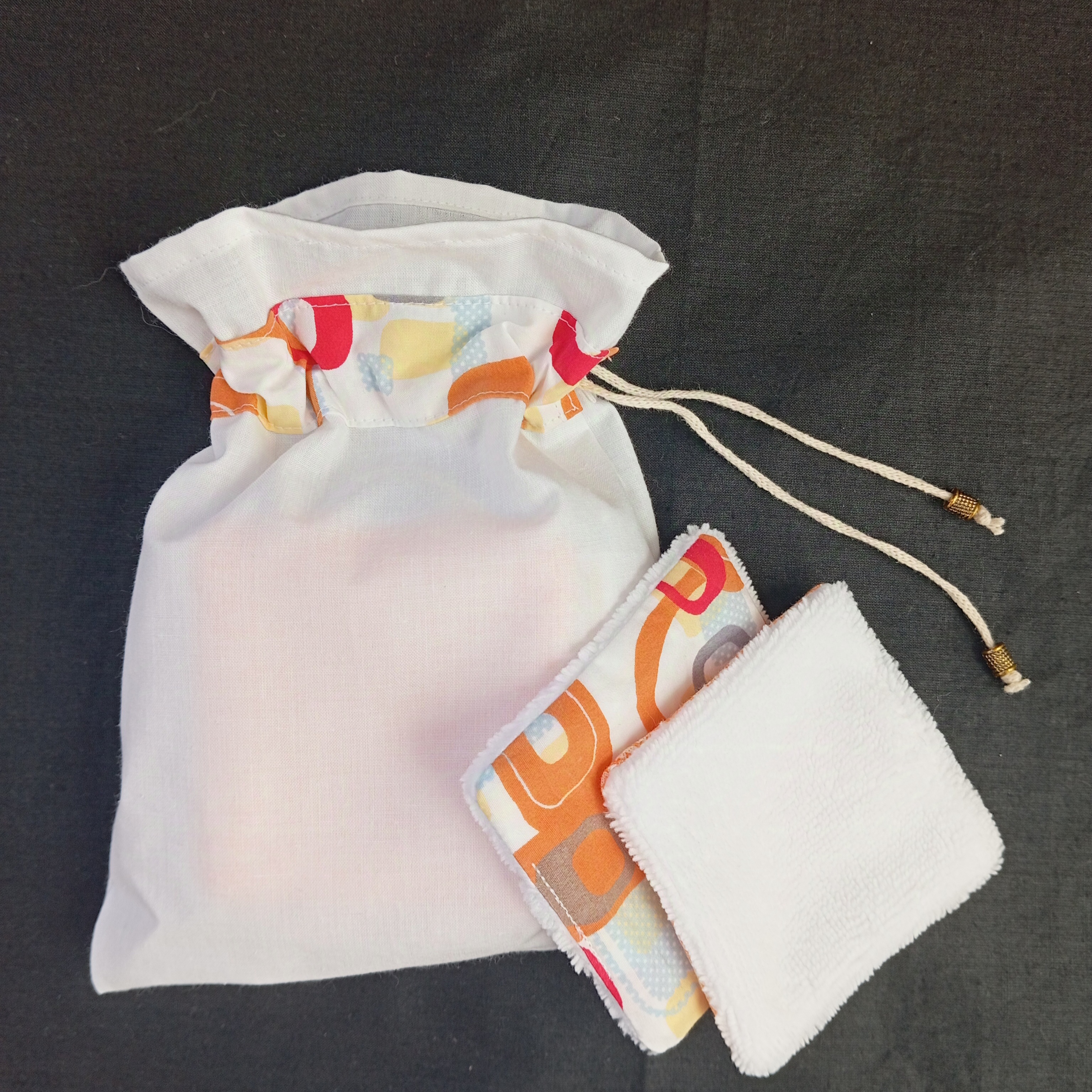 Lingettes démaquillantes lavables en coton bambou et tissu coton imprimé avec sa pochette de rangement coordonnée.