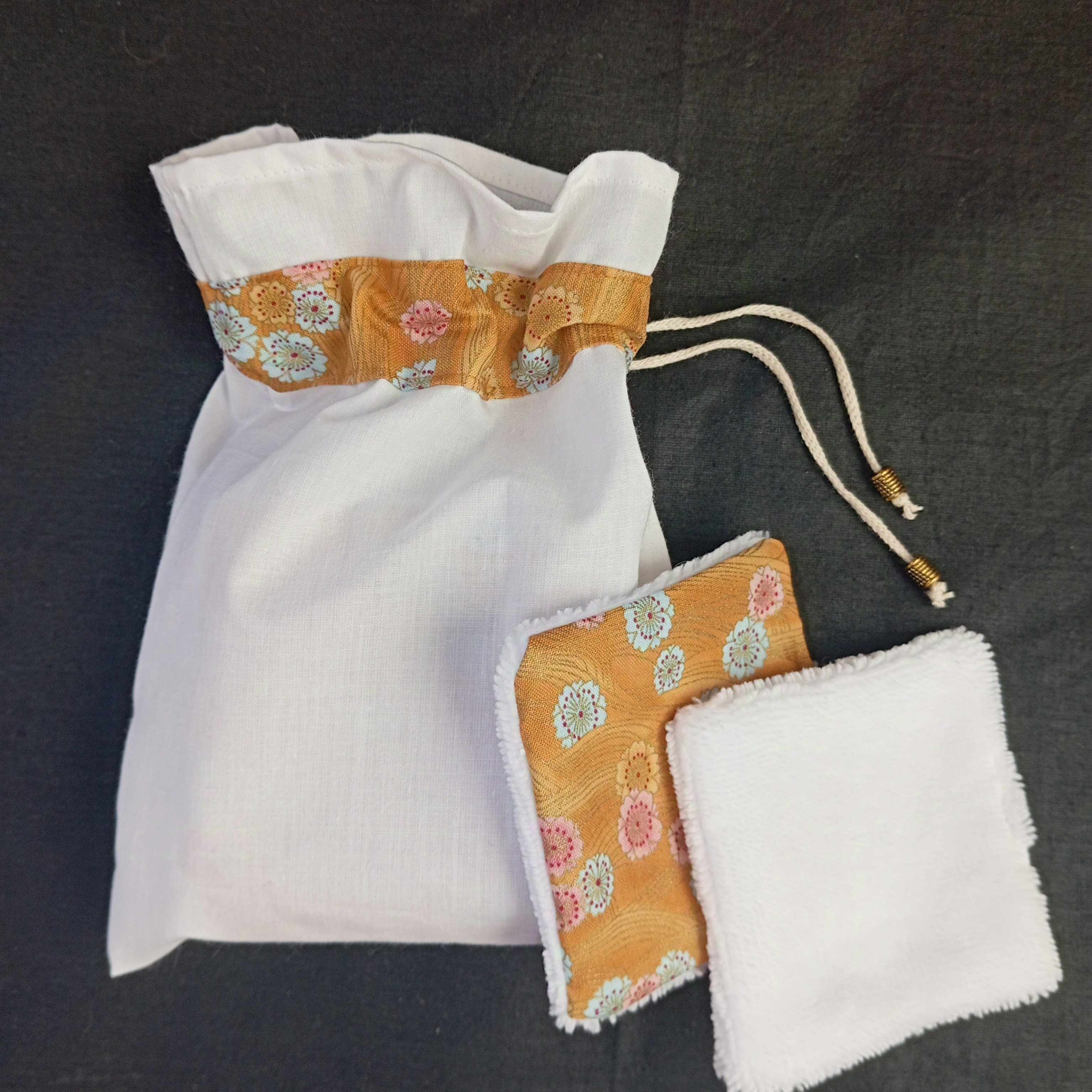 Lingettes démaquillantes lavables en coton bambou et tissu coton imprimé avec sa pochette de rangement coordonnée.