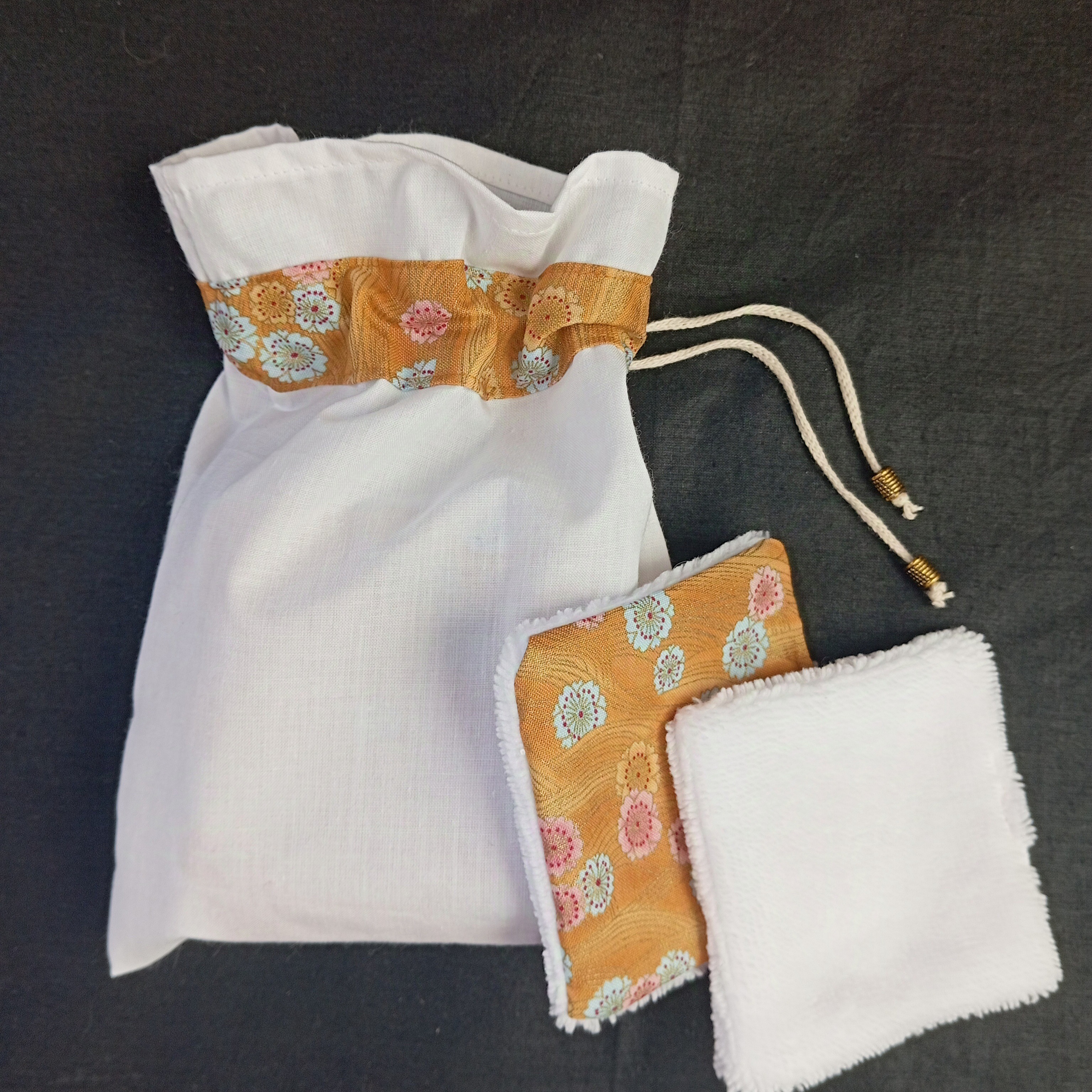 Lingettes d&eacute;maquillantes lavables en coton bambou et tissu coton imprim&eacute; avec sa pochette de rangement coordonn&eacute;e.