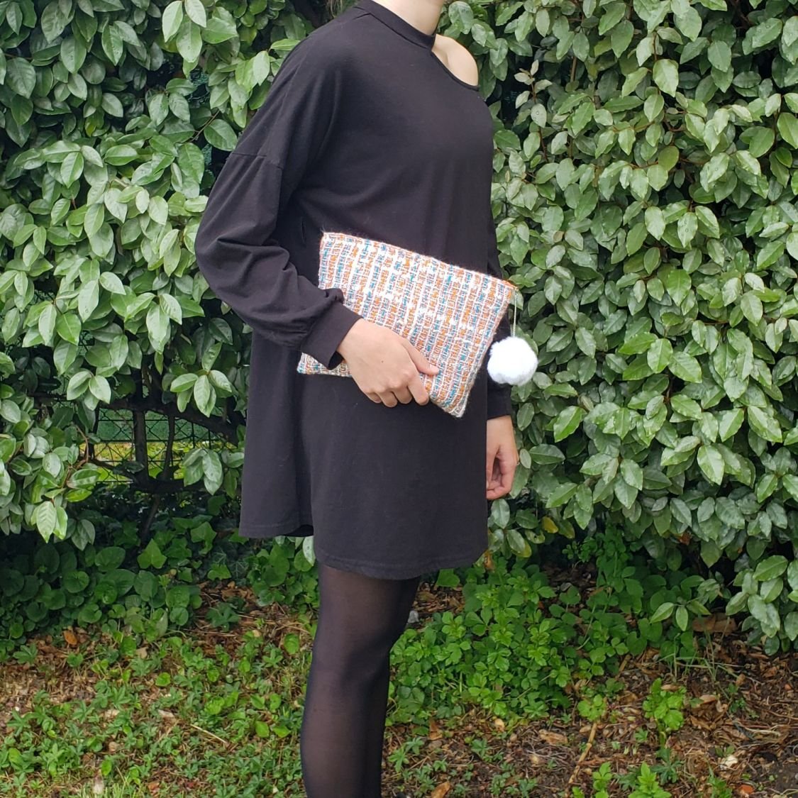 pochette femme en tissu tweed avec pompon amovible